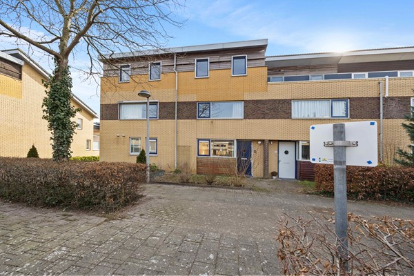 Zeer centraal én rustig gelegen tussenwoning met vier/vijf slaapkamers en volop potentie